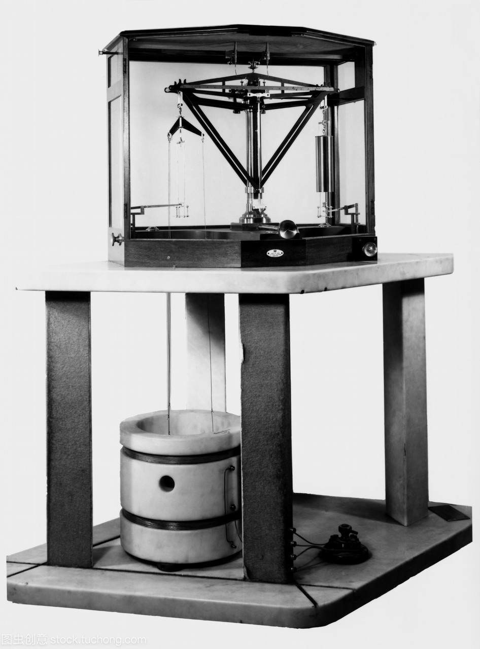 貿易部電流平衡當前的平衡也被稱為一個安培平衡或開爾文平衡是一個機電設備用于電流的精確測量電流單位當前的測量是通過兩個線圈大理石圓柱周圍看到左下和兩個線圈之間的磁力測量給當前的當前余額的大小是由威廉&middot;湯姆森發(fā)明第一個開爾文男爵1882年拍攝于1950年